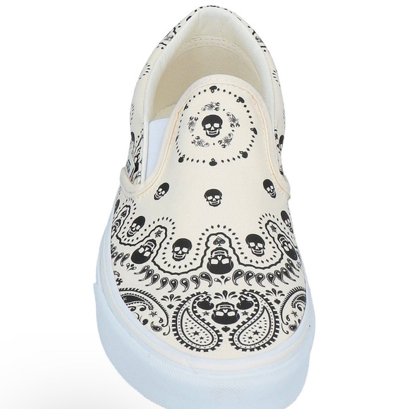 NWT Vans Classic Slip On shoes in black / cream bandana skull skate sneaker - Picture 10 of 13